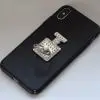 Eine schwarze Handyhülle mit einer Smartphone-Ringhalterung darauf.