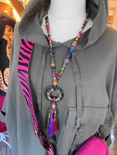 Eine Schaufensterpuppe mit einer Autum Boho Kette-Halskette und einer Boho-Tasche.