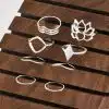 Ein Ringset auf einer Holzoberfläche.