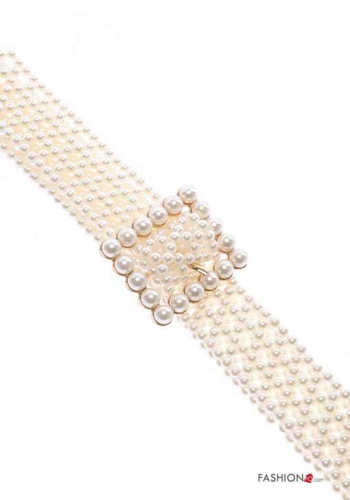 Ein Pearls Gürtel-Armband auf weißem Hintergrund.