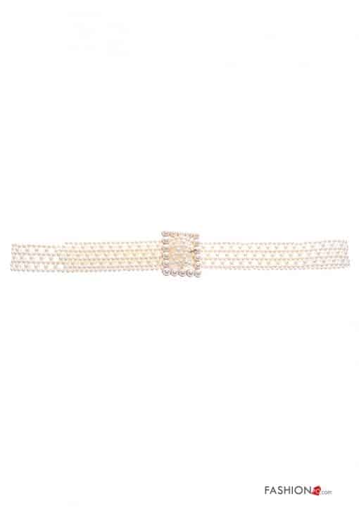 Ein goldenes Halsband mit Diamantschnalle und Perlengürtel-Detail.