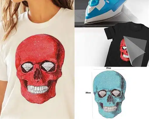 Eine Frau trägt ein Skull türkis Bügelbild T-Shirt.