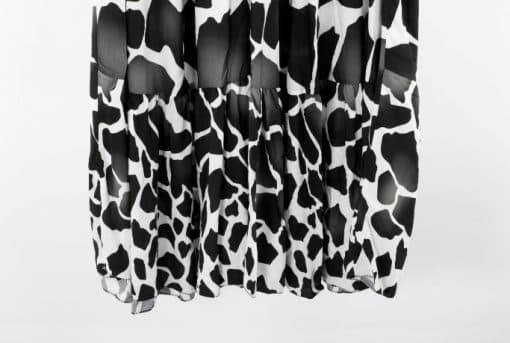 Ein schwarz-weißes Maxikleid mit Animal-Print, das auf einem Kleiderbügel hängt.