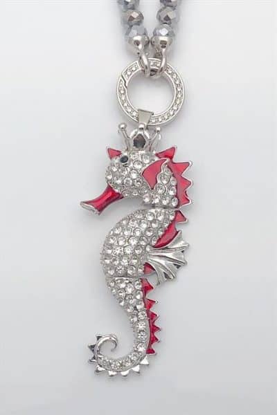 Eine silberne Seepferdchen-Halskette mit roten und weißen Kristallen, erhältlich als Geko-Wechselanhänger (Kopie).
