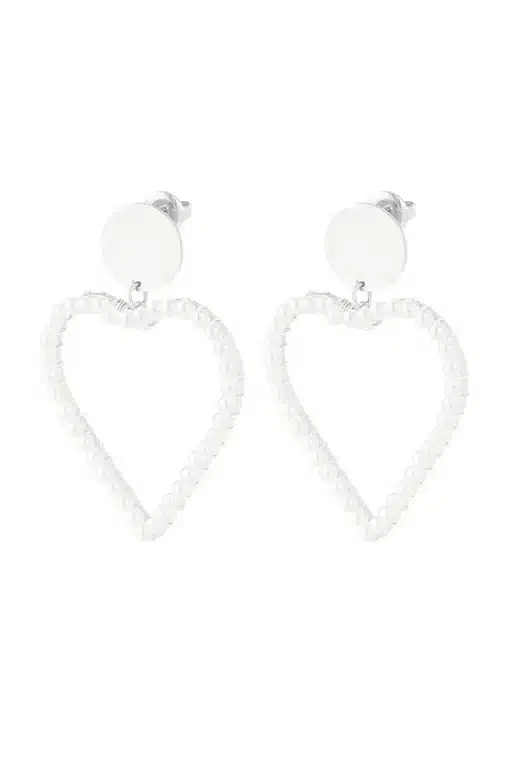 Ein Paar weiße Perl-Herz-Ohrstecker auf weißem Hintergrund.