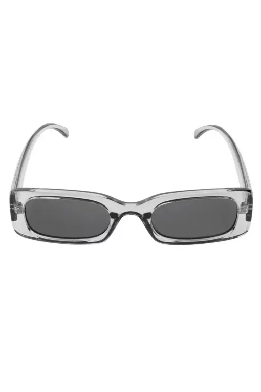 Eine transparente Sonnenbrille auf weißem Hintergrund.
