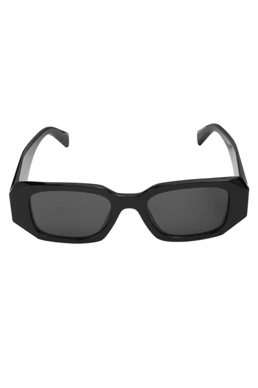 Eine trendige Trend-Sonnenbrille auf weißem Hintergrund.