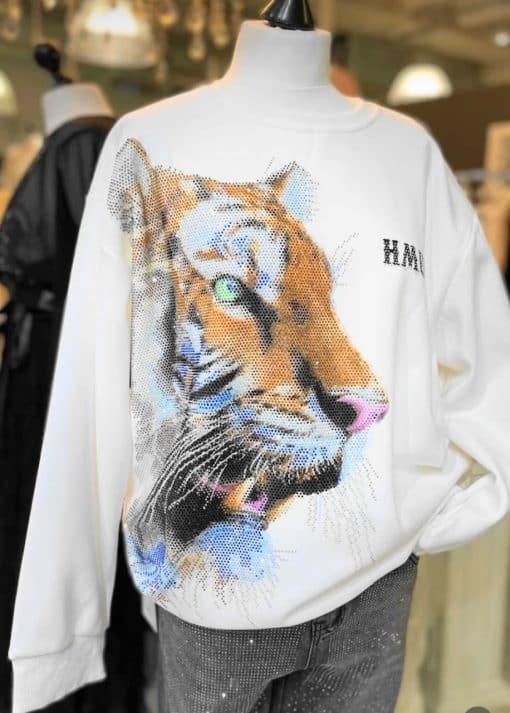 Ein Lion HMuch-Sweatshirt (Kopie) mit einem Löwen darauf.