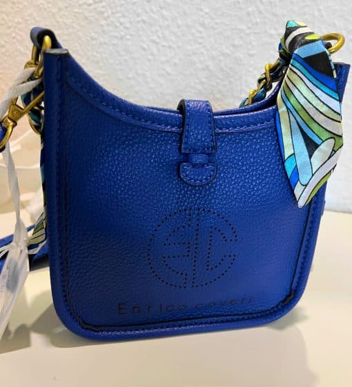 Eine blaue Enrico-Logo-Tasche mit einem daran befestigten bunten Band.