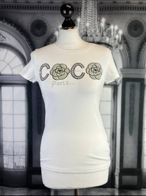 Ein weißes T-Shirt von AUTO-DRAFT mit dem Wort Coco darauf.