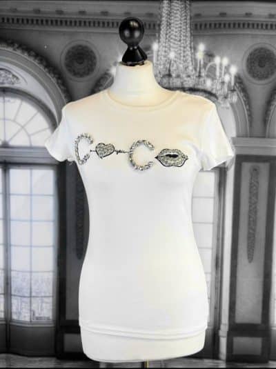 Ein elegantes weißes Damen-T-Shirt von Elegant Shirt mit Strasssteinen darauf.
