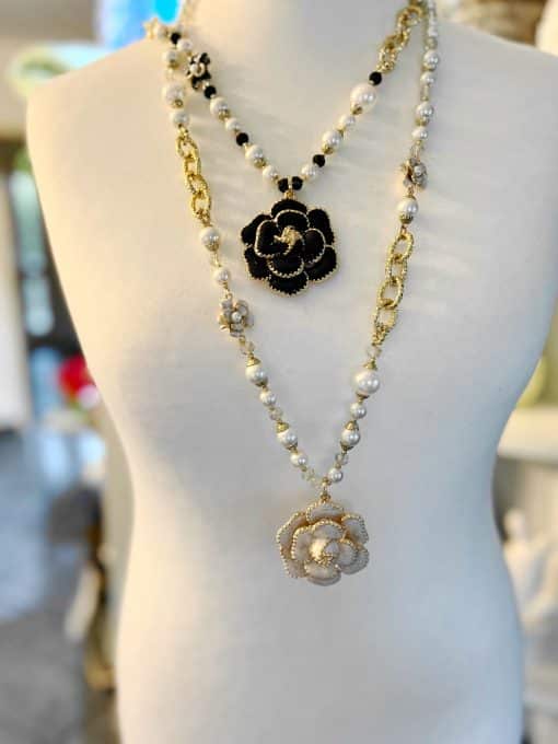 Eine Schaufensterpuppe, die eine mit Perlen verzierte Blumenperlenkette elegant zur Schau stellt.
