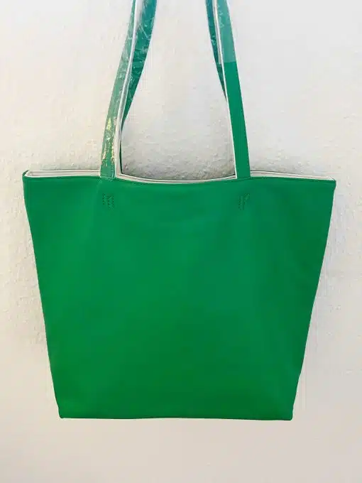 Eine grüne Dubble Herisson-Einkaufstasche hängt an einer Wand.