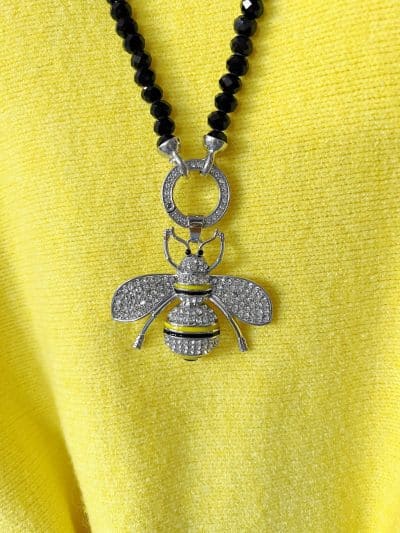 Eine Halskette mit einem Biene Wechselanhänger-Anhänger.