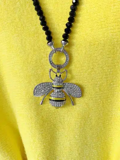 Eine Halskette mit einem Biene Wechselanhänger-Anhänger.