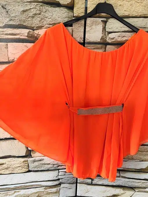 Eine orangefarbene Kaftan-Tunika-Bluse auf einem Swinger.
