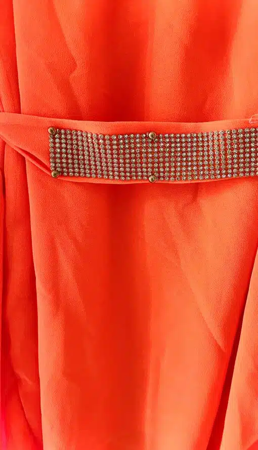 Eine Nahaufnahme einer Kaftan-Tunika-Bluse mit Strasssteinen.