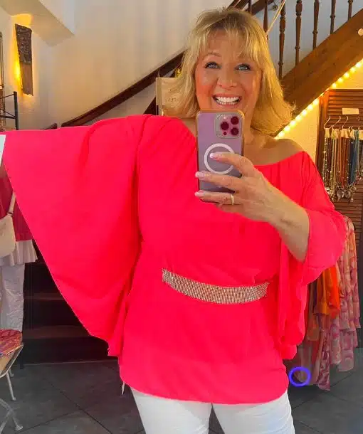 Eine Frau in einer Kaftan-Tunika-Bluse macht ein Selfie.