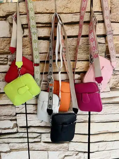 Ein praktisches Wanddisplay mit einer Auswahl farbenfroher New Handy Bags.