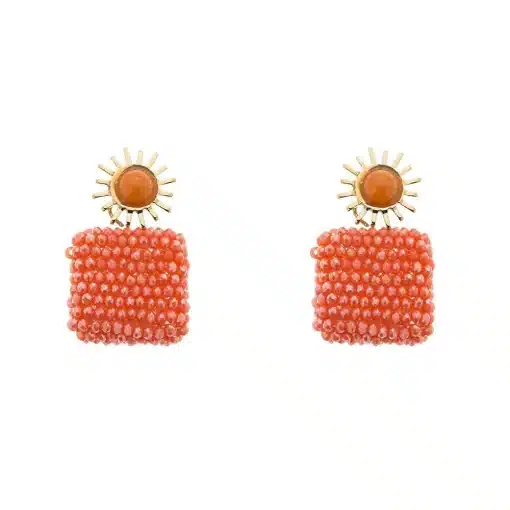 Ein Paar Carola Ohrstecker mit orangefarbenen Perlen.
