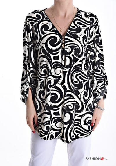 Beschreibung: Eine Frau trägt eine bedruckte Wellen Tunika (Kopie)-Bluse mit Wellenmuster.