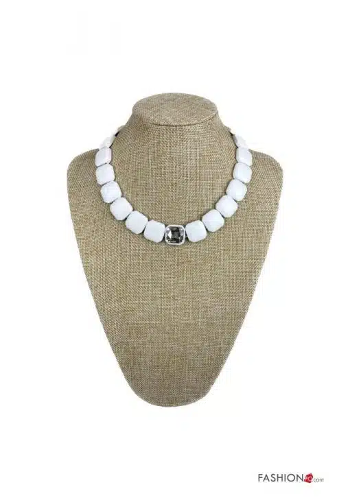 Eine weiße Crystell-Kette-Halskette mit schwarzen und weißen Perlen an einer Schaufensterpuppe.
Produktname: Weiße Kristallkette