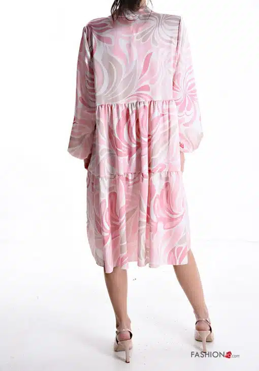Die Rückansicht einer Frau, die ein rosa-weißes italienisches Tunikakleid aus Italien trägt.