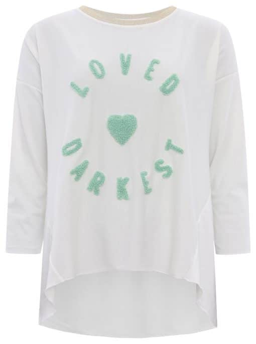 Ein weißes T-Shirt mit der Aufschrift „Darkest Loved“ darauf.