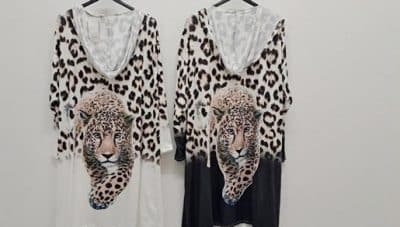 Zwei Leo-Kaftane hängen an einem Kleiderbügel.