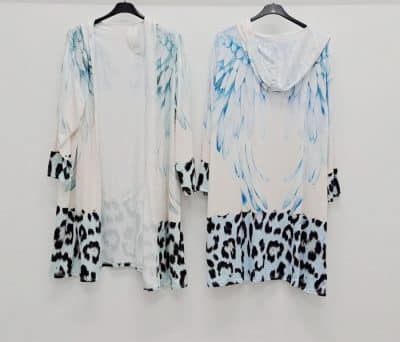 Zwei Angels-Kaftan-Mäntel mit Animal-Print hängen auf einem Kleiderbügel.