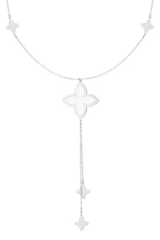 Satz mit Produktname: Silberne Kleeblattkette mit zentralem Kreuzanhänger und kleineren Sternanhängern.