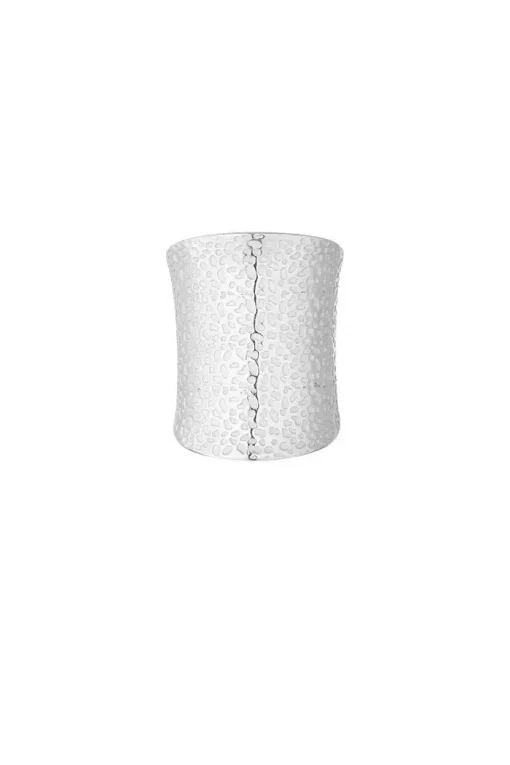 Eine silberne, gehämmerte zylindrische Vase mit vertikal geriffelter Textur und einem Vierring (Kopie) auf weißem Hintergrund.