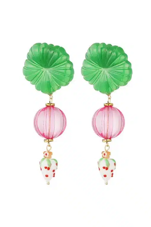 Ein Paar farbenfrohe, skurrile Erdbeer-Ohrstecker mit grünen blattähnlichen Oberteilen, rosafarbenen kugelförmigen Mitten und weißen Tropfen mit Herzmuster.