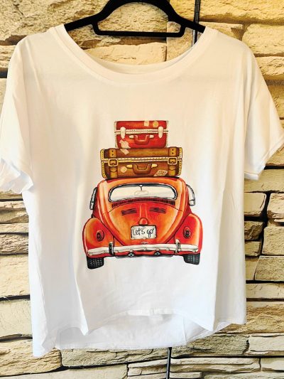 Ein weißes Chance-Shirt (Kopie) mit einem roten VW-Käfer darauf.