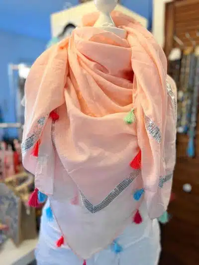 Ein rosa Schal mit Quasten und ein XXL Rose Dream Tuch.