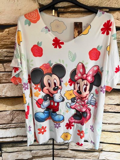 Fantastisches Hemd mit Blumendruck (Kopie) mit Mickey- und Minnie-Mouse-Motiven auf einem Kleiderbügel.