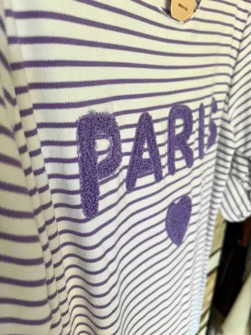Paris-Streifenhemd mit „Paris“-Textapplikation.