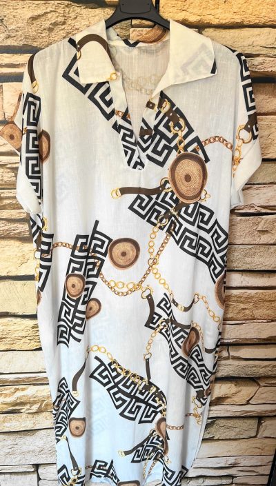 Bedrucktes Anker Tunika-Kleid (Kopie) mit geometrischen Mustern und Kettenmustern, das an einer Holzwand hängt.