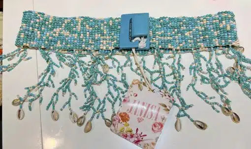 Ein Janisa Flex Gürtel (Kopie) mit Perlen und einem Etikett darauf.