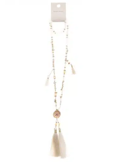 Eine lange, perlenbesetzte Boho & Auge-Halskette mit Quasten und einem runden Anhänger vor einem weißen Hintergrund.