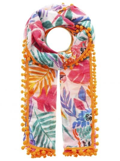 Ein lebendiger, mit „Blumen & Ornamente“ bedruckter Schal mit orangefarbenem Pom-Pom-Besatz, elegant zu einer Schlaufe drapiert.