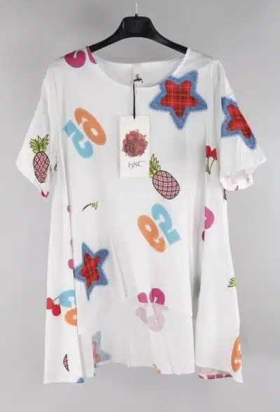 Langes Hemd aus italienischer Baumwolle mit bunten Früchten und Zahlendrucken vor einem grauen Hintergrund.