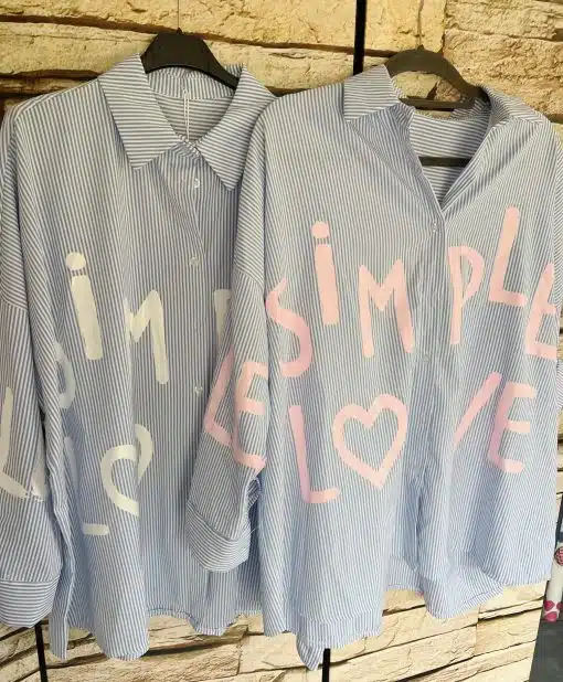 Zwei Semple Love Stripe Blusen nebeneinander ausgestellt.