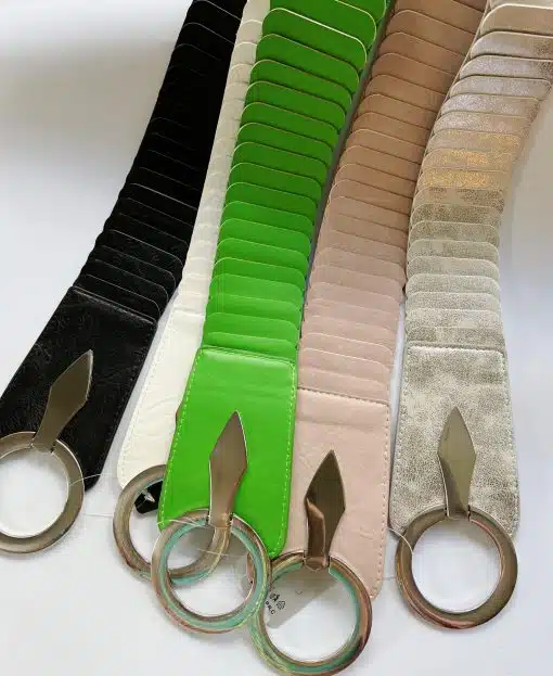 Sechs stilvolle Flexible Guertel in verschiedenen Farben und Strukturen mit großen runden Ringen und daran befestigten Metallanhängern auf weißem Hintergrund, die sich perfekt als Ergänzung zu Ihren Flex Gürtel-Accessoires eignen.