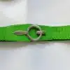 Ein grüner Flex Gürtel mit einem silbernen Ring.
