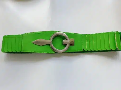 Ein grüner Flex Gürtel mit einem silbernen Ring.