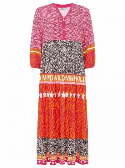Ein farbenfrohes, gemustertes Leo Colours Kleid mit einer Mischung aus Leo Colours und grafischen Textelementen, mit einem V-Ausschnitt und kurzen Ärmeln.