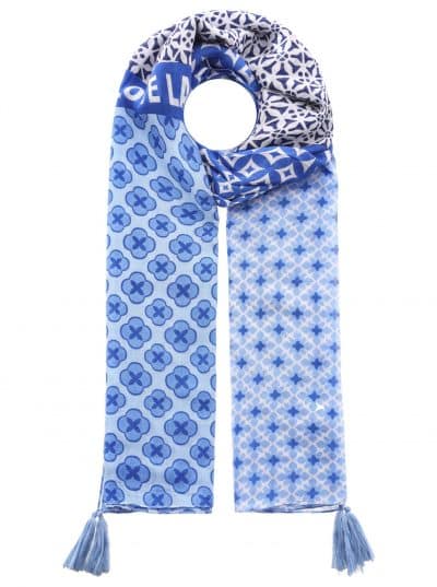 Ein blau-weiß gemusterter Schal mit Quasten und unterschiedlichen Designs, darunter Blumenformen und geometrische Drucke, vertikal vor einem weißen Hintergrund als „Strand Liebe Schal (Kopie)“ präsentiert.