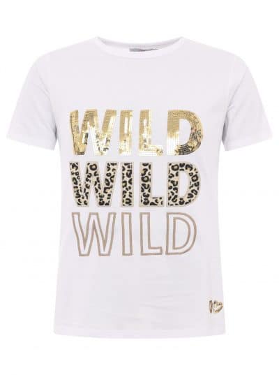 „Wild Wild Wild“-Shirt mit dem dreimal aufgedruckten Schriftzug „Wild Wild Wild“ in unterschiedlichen Mustern und Schriftarten, mit einem kleinen herzförmigen Detail auf der unteren rechten Seite.