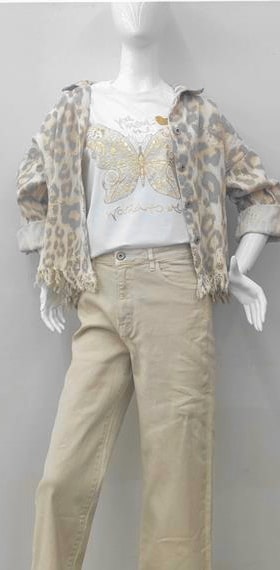 Eine Schaufensterpuppe in lässigem Outfit: ein weißes T-Shirt mit Schmetterlingsmotiv, eine Star Leo Jeansjacke und eine hellbeige Hose. Die Kulisse ist ein schlichtes Grau.